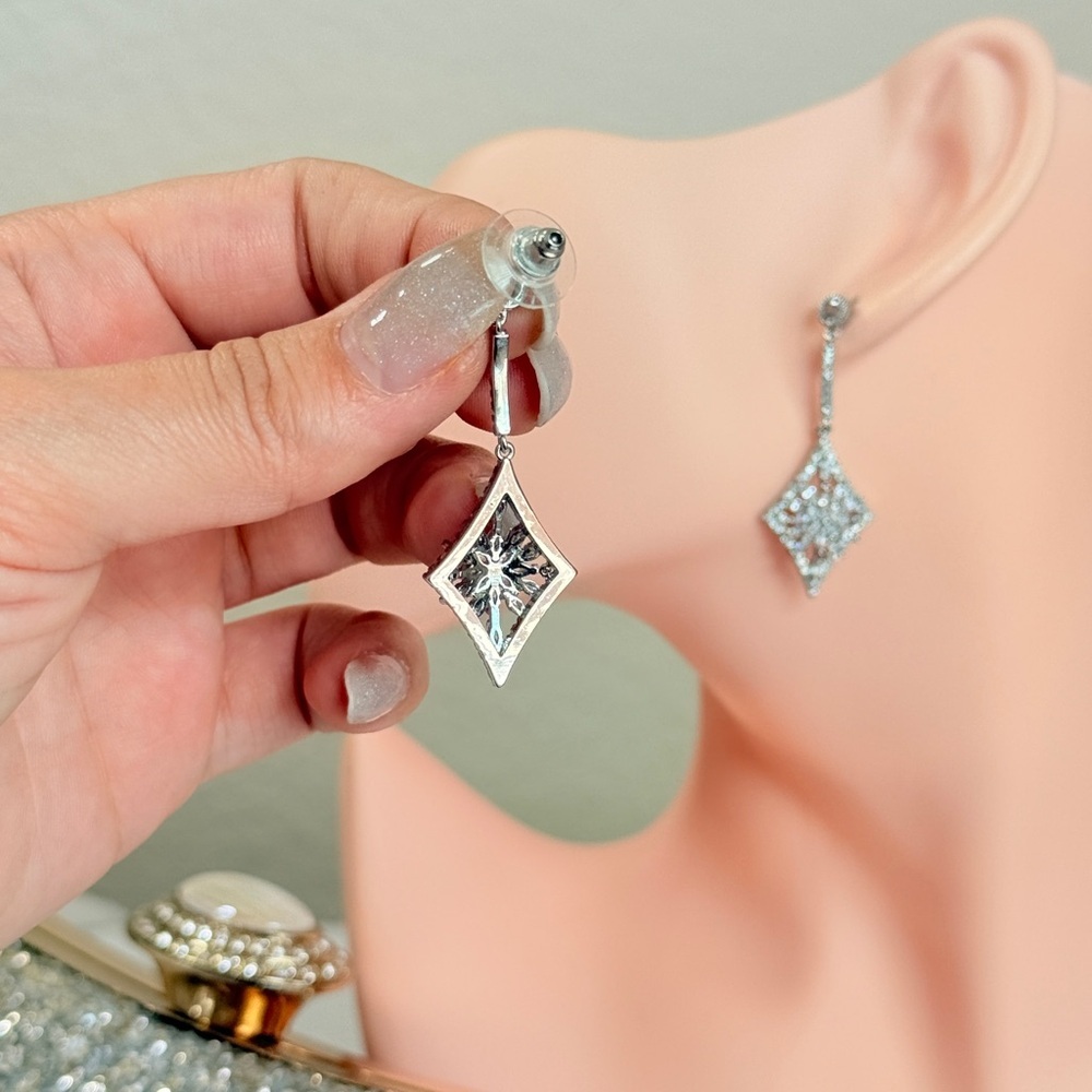 ⚜️ Classic Silver Crystal Drop Earrings - Picture 4 of 7